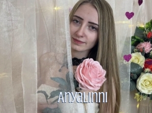 anyalinni 18 ans Nue
