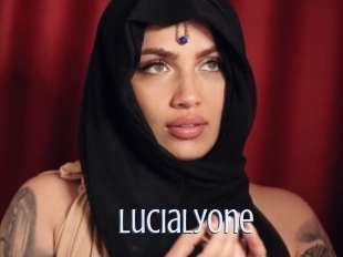 lucialyone 18 ans Nue