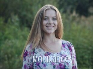MonikaDee 18 ans Nue